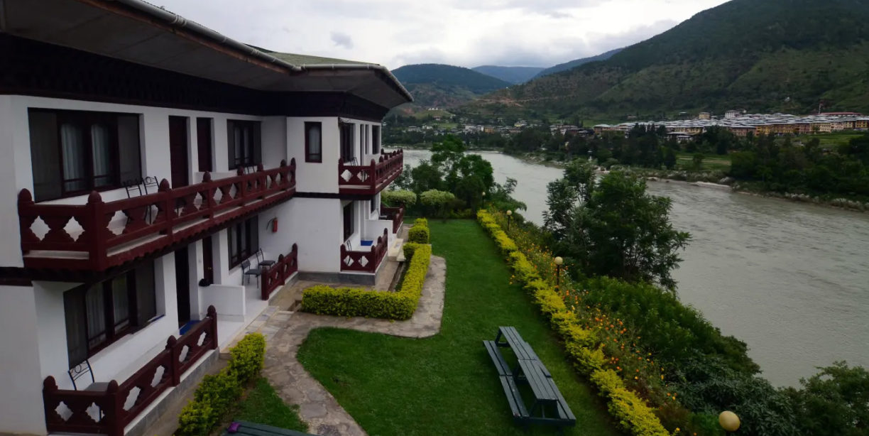 Dragons-Nest-Hotel-Wangdue-Lawn